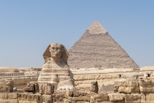 Sphinx vor den Pyramiden in Gizeh, Ansicht von vorne Monumente der Antiken Zeit der Pharaonen.