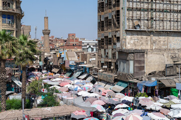 Stadt Kairo, Metropole in Afrika, ägyptischer Moloch voller Menschen, marode und überfüllt.