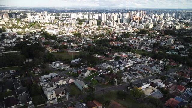 Visao aerea dos bairros sao louren&ccedil;o, ahu e cabral em curitiba com suas casas e pr&eacute;dios