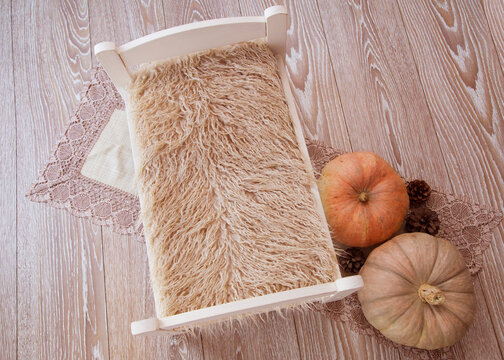 Backdrop newborn, fondo digital para fotografia de recien nacidos, camita para bebe con decoraciones  de oto&ntilde;o, calabaza, crochet, tablas de madera, colores claros, telon infantil rustico