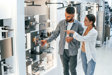 Obraz premium Woman and man is in the store of goods for the home