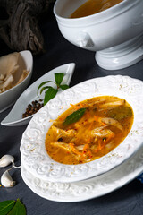 Pikante oyster soup mit hühnerfleisch