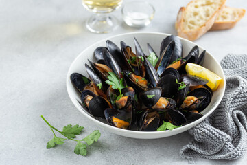 cooked mussels with parsley and lemon