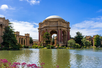Fototapeta na wymiar The Palace of Fine Arts of San Francisco is a monumental structure originally constructed for the 1915 Panama-Pacific Exposition in order to exhibit works of arts.