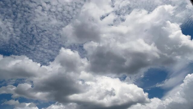青空を背景にゆったりと流れる綿雲のタイムラプス映像　積雲　背景に巻積雲　クラウドスケープ　日本