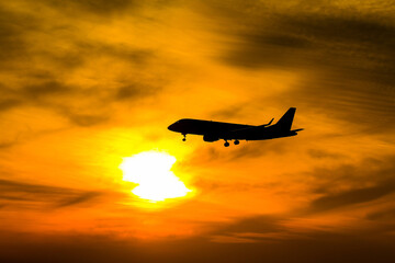 Fototapeta na wymiar silhouette airplane in the sunset