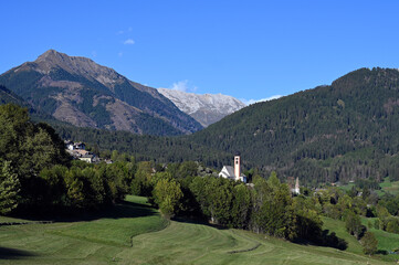 Obraz premium Paysage de montagne autour du village pittoresque de Daiano dans la province de Trente en Italie