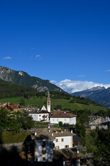Fototapeta na wymiar Paysage de montagne autour du village pittoresque de Varena dans la province de Trente en Italie