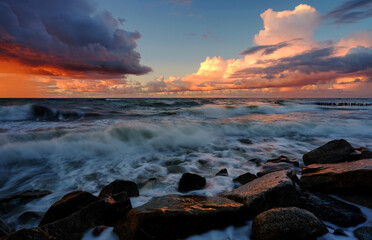 Zaachód słońca nad kamienistym wybrzeżem Morza Bałtyckiego