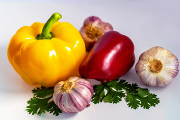 Pimentão amarelo, pimentão vermelho, alho e coentro