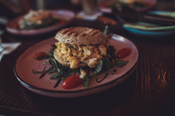 Frühstücks-Bagel mit frischen Zutaten