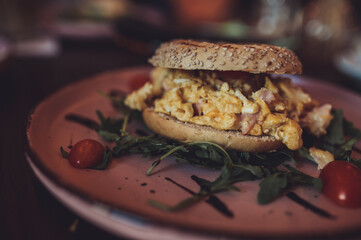 Frühstücks-Bagel mit frischen Zutaten