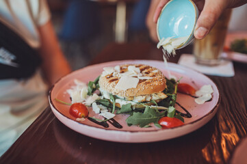 Bagel mit Hummus, Serranoschinken, Rucola, Cherry-Tomaten und Balsamicocreme