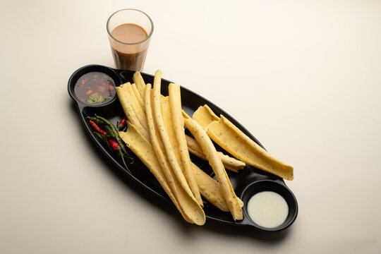 fafda Gathiya (fafda jalebi) is a very popular Gujarati snack, common street snack from India.