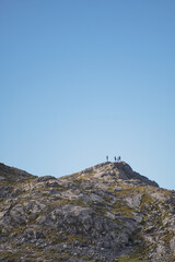 Personas celebrando la llegada a la cima de una montaña