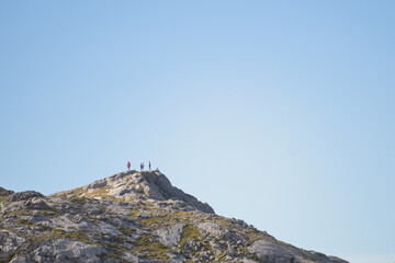 Personas celebrando la llegada a la cima de una monta&ntilde;a
