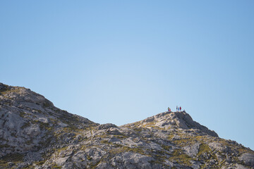 Personas celebrando la llegada a la cima de una montaña