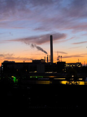 Industrie im Sonnenaufgang