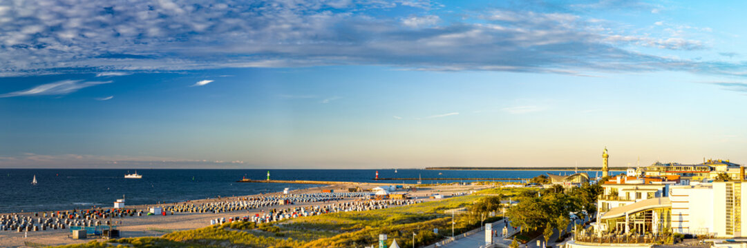 Panorama vom Strand und der Hafeneinfahrt von Rostock Warnem&uuml;nde