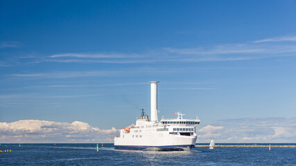 Schiff bzw. Fähre mit alternativem Segel, einem Flettner-Rotor, in der Hafeneinfahrt von Rostock...