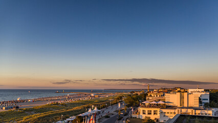 Panorama am Abend / Goldene Stunde am Strand und der Hafeneinfahrt von Rostock Warnemünde