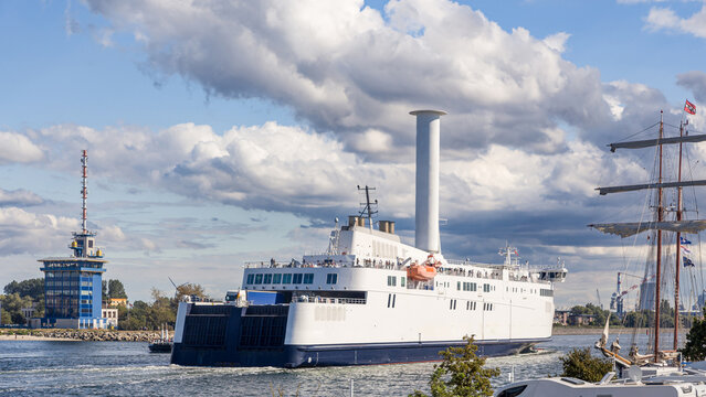 Schiff bzw. F&auml;hre mit Segel, einem Flettner-Rotor, in der Hafeneinfahrt von Rostock Warnem&uuml;nde