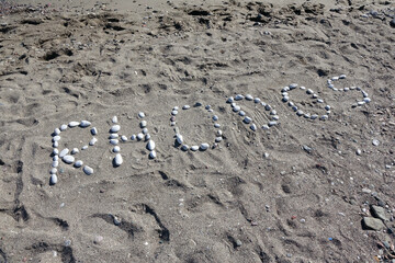 Schriftzug Rhodos an einem Strand