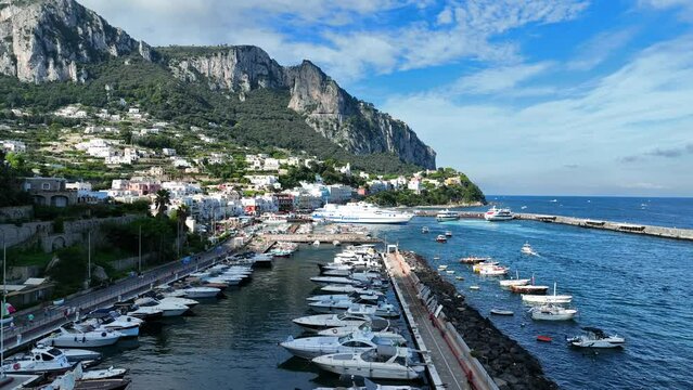 Capri, Italia. Il porto turistico di Marina Grande.
Vista aerea del porto che affaccia sul Golfo di Napoli.