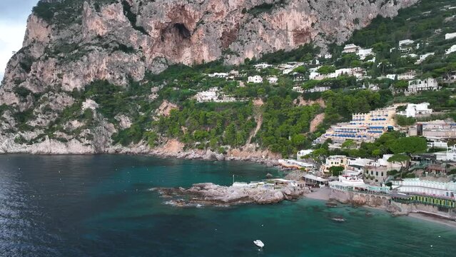 Isola di Capri, Italia. la deliziosa baia di Marina Piccola.
Veduta aerea della famosa costa di Capri, meta turistica dei ricchi.