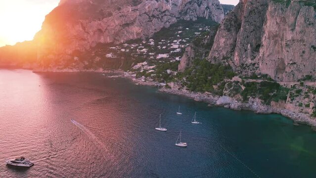 Romantico tramonto sull'isola di Capri, Italia. 
Veduta aerea della famosa costa di Capri, meta turistica dei ricchi.