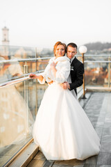 Naklejka premium Romantic wedding moment, couple of newlyweds smiling portrait, bride and groom hugging
