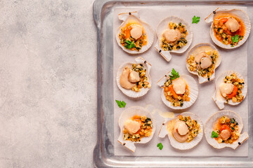 Cooked scallops with sauce