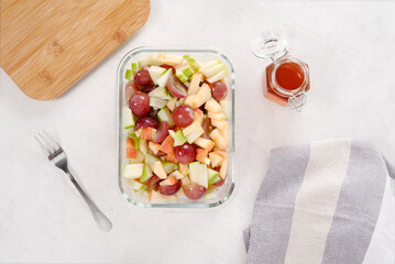 Batch cooking. Lunch box. Salade de fruits à emporter. Boîte repas, verre et bambou. Alimentation saine et equilibrée. Organisation et préparation des repas de la semaine. Planning alimentaire.