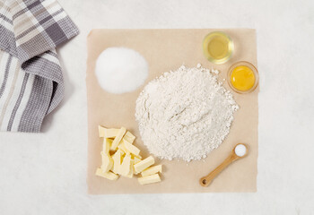 Pâte brisée tarte, recette facile. Fait maison. Ingrédients pâte brisée pour tarte, livre de recettes, pas à pas. Recette facile. Farine, beurre, oeuf, sucre, sel, papier cuisson.