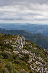 Ciel menaçant au-dessus du Pic Saint-Loup et de l'Hortus dans l'Hérault depuis le sommet du Mont Saint-Baudille