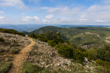 Naklejka na ściany i meble Frontière entre le Causse du Larzac et la plaine Languedocienne depuis le sommet du Mont Saint-Baudille