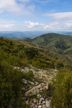 Fronti&egrave;re entre le Causse du Larzac et la plaine Languedocienne depuis le sommet du Mont Saint-Baudille