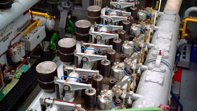 Der alte Dieselmotor eines Schiffs bei der Arbeit