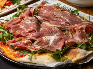 pizza arugula prosciuto
