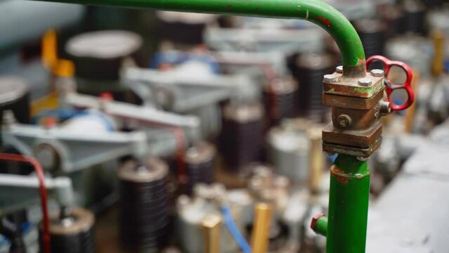 Der alte Dieselmotor eines Schiffs bei der Arbeit