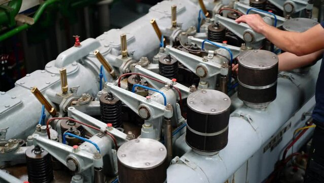 Der alte Dieselmotor eines Schiffs bei der Arbeit