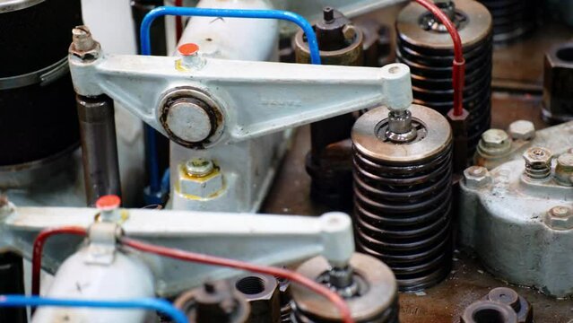 Der alte Dieselmotor eines Schiffs bei der Arbeit