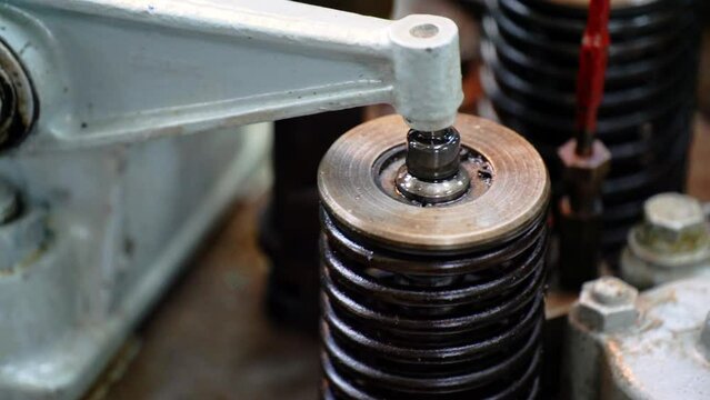 Der alte Dieselmotor eines Schiffs bei der Arbeit