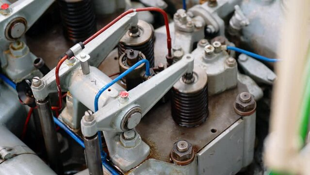 Der alte Dieselmotor eines Schiffs bei der Arbeit