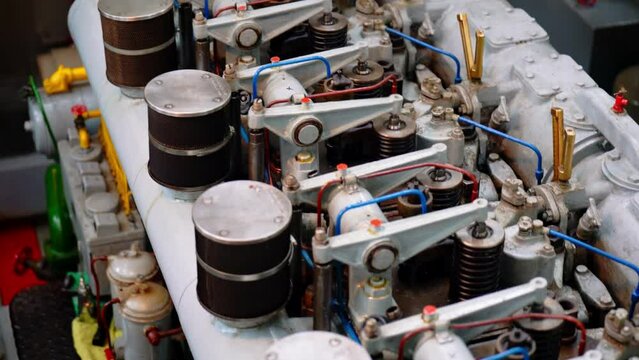 Der alte Dieselmotor eines Schiffs bei der Arbeit
