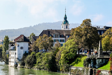 Olten, Stadtturm, Aare, Fluss, Stadt, Altstadt, Alte Brücke, Holzbrücke, historische Häuser, Bahnhof, Herbst, Herbstsonne, Herbstfarben, Solothurn, Schweiz