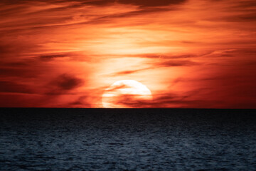 Fototapeta na wymiar The setting Sun on the horizon of the Delaware Bay. 