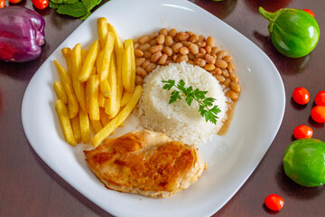 Prato De Comida Com Frango, Arroz, Feijão E Batata Frita