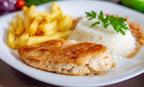 Prato De Frango Com Arroz e Batata Frita