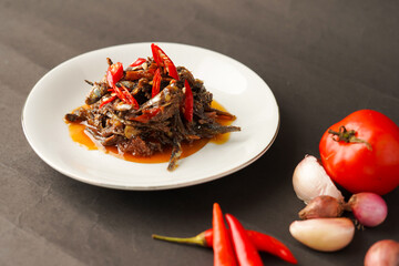 Anchovy is processed with traditional spices, then stir-fried. Produces a delicious taste. Onions, tomatoes and chili as a complement.